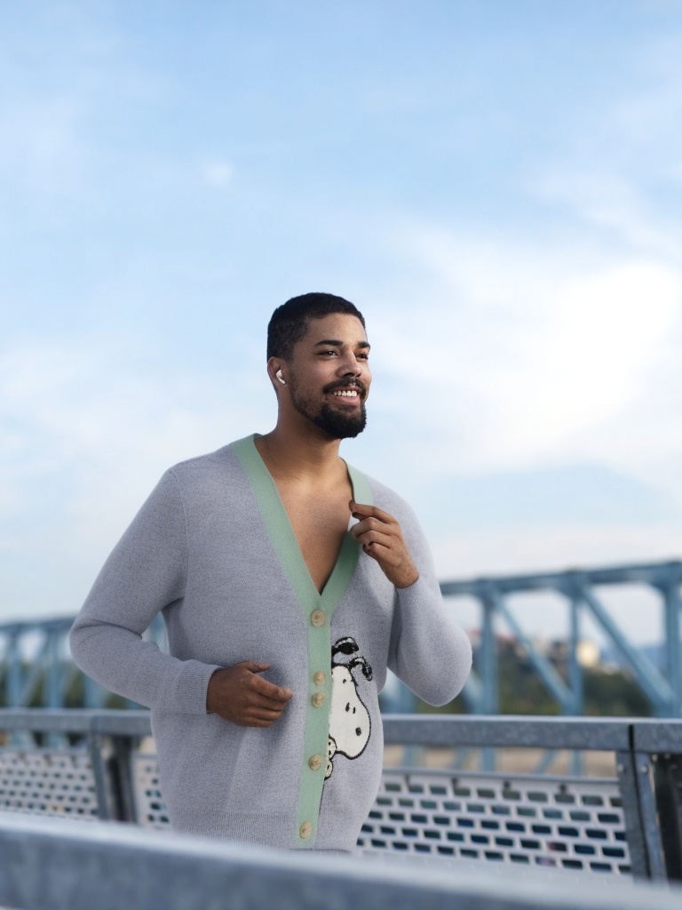 person_01_athlete_running__garment_08_cardigan_snoopy.jpg
