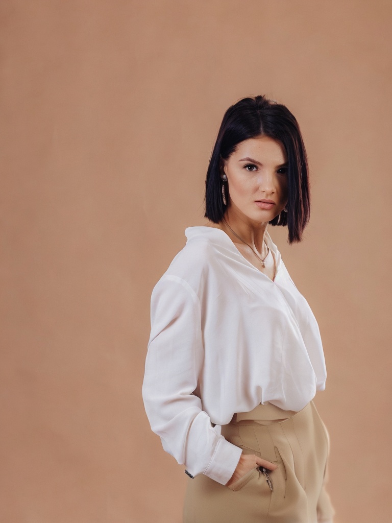 person_02_business_woman_cream__garment_01_pants_beige.jpg