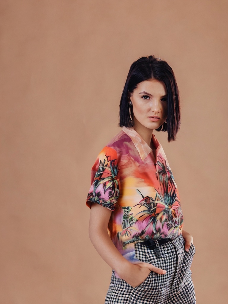 person_02_business_woman_cream__garment_03_shirt_dolce.jpg