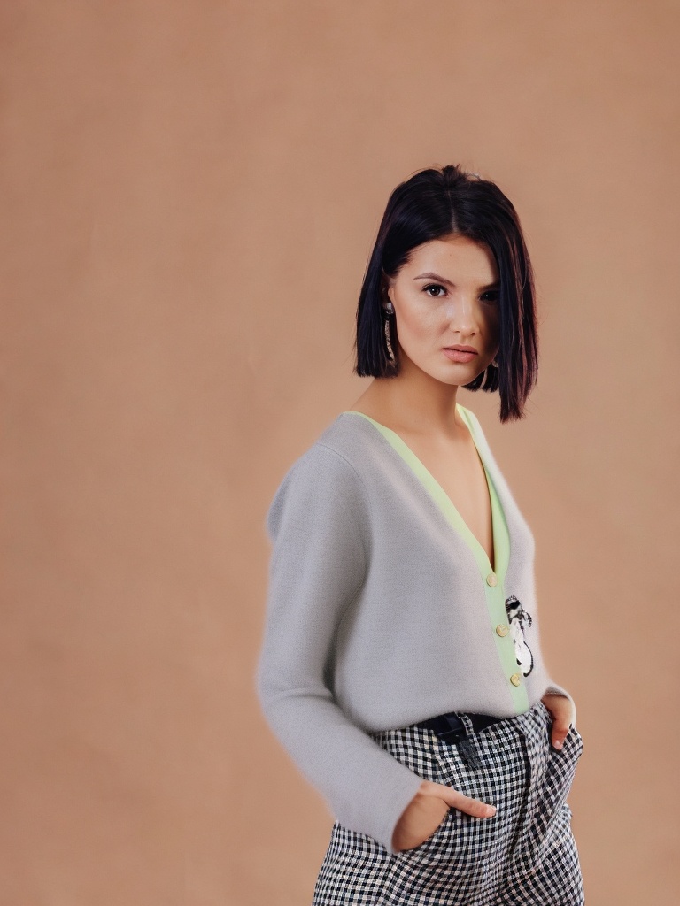 person_02_business_woman_cream__garment_08_cardigan_snoopy.jpg