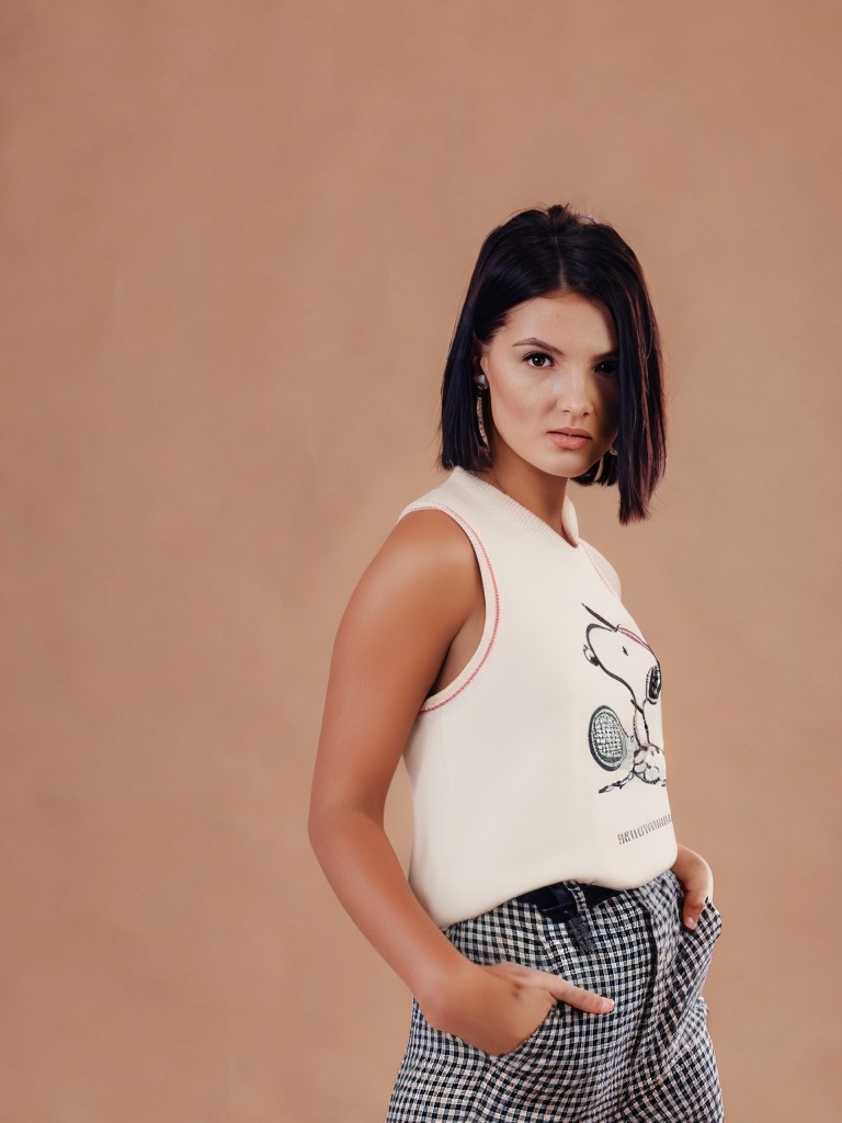 person_02_business_woman_cream__garment_09_vest_snoopy_tennis.jpg