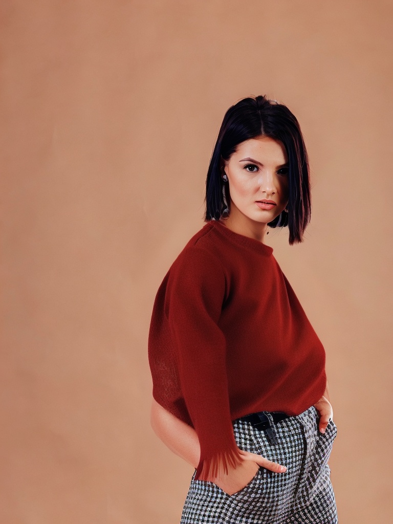 person_02_business_woman_cream__garment_16_generic_adobe.jpg