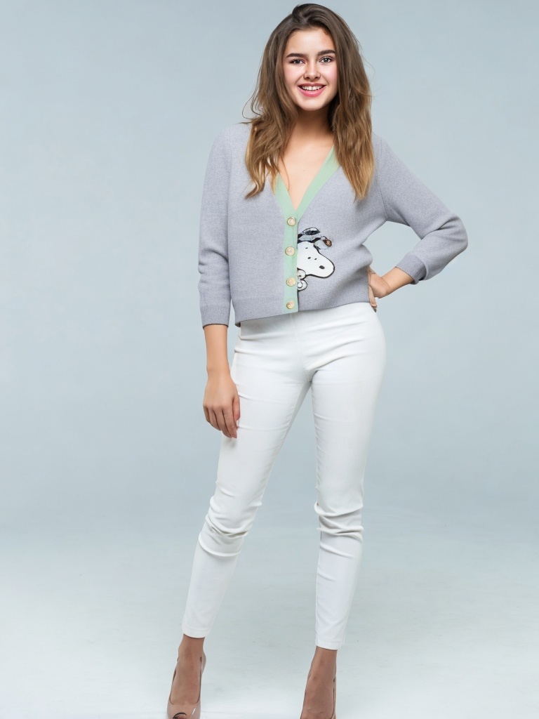 person_03_business_woman_white_bg__garment_08_cardigan_snoopy.jpg