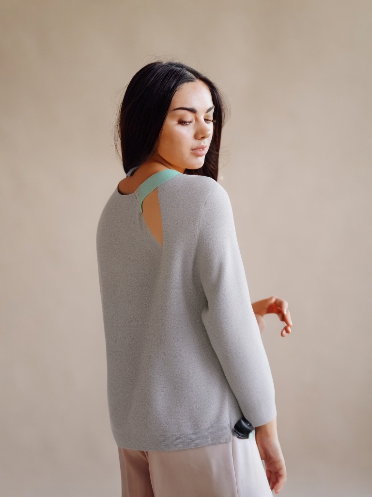person_04_fashion_portrait_woman__garment_08_cardigan_snoopy.jpg
