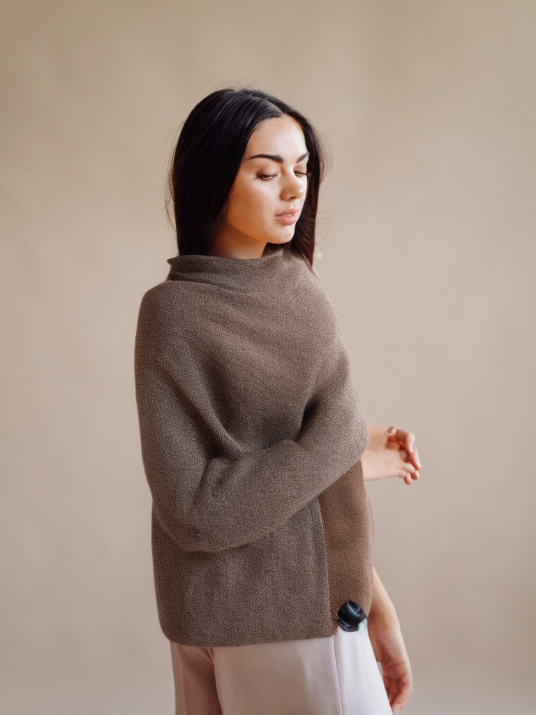 person_04_fashion_portrait_woman__garment_16_generic_adobe.jpg