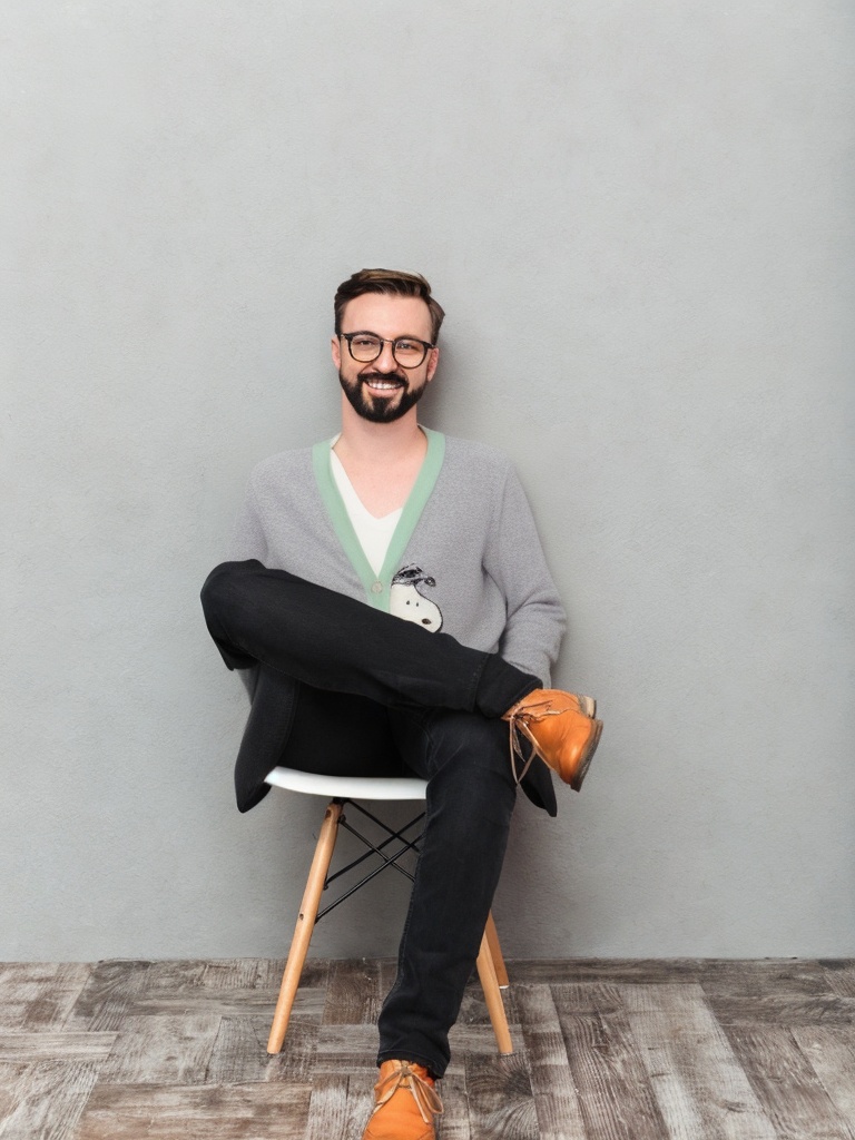 person_05_man_casual_sitting__garment_08_cardigan_snoopy.jpg