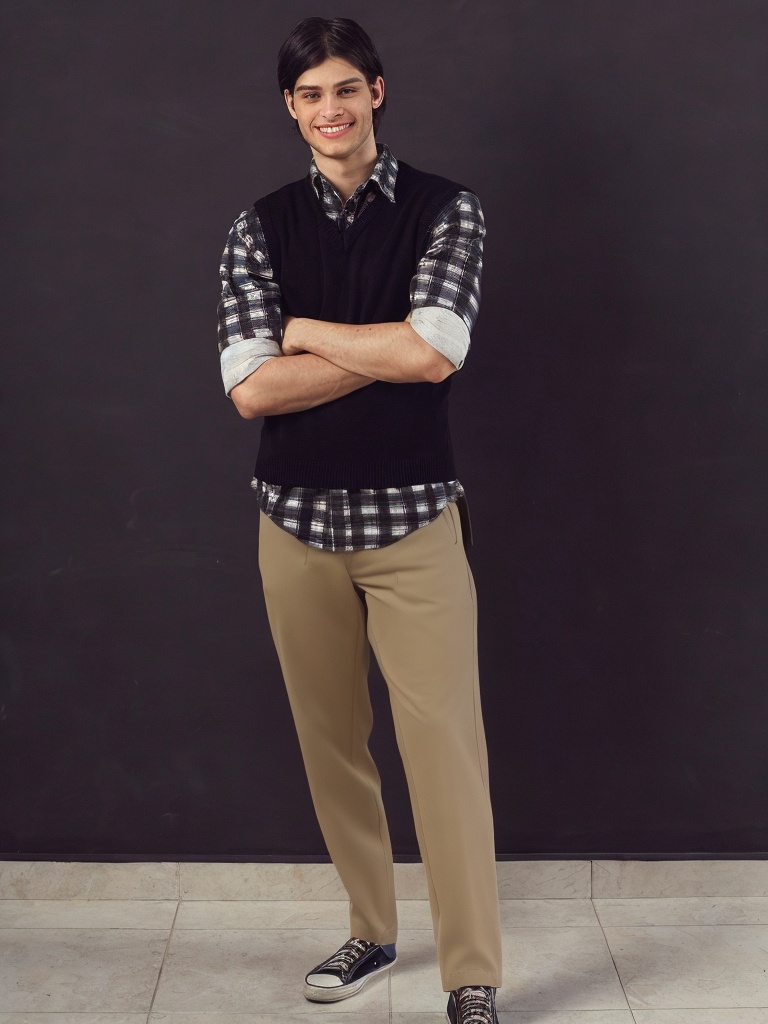 person_07_handsome_young_man__garment_01_pants_beige.jpg