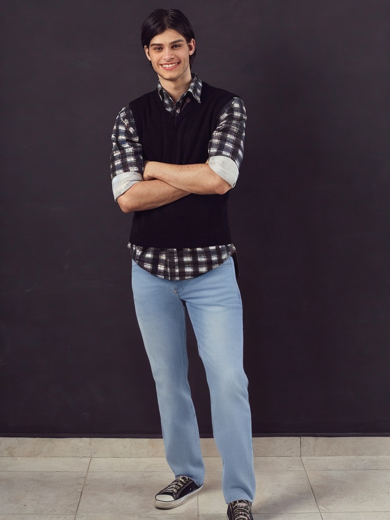 person_07_handsome_young_man__garment_04_shorts_denim.jpg