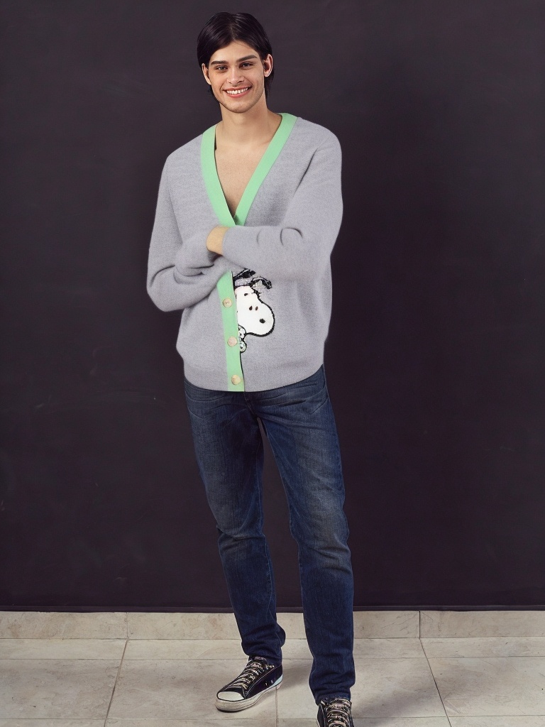 person_07_handsome_young_man__garment_08_cardigan_snoopy.jpg