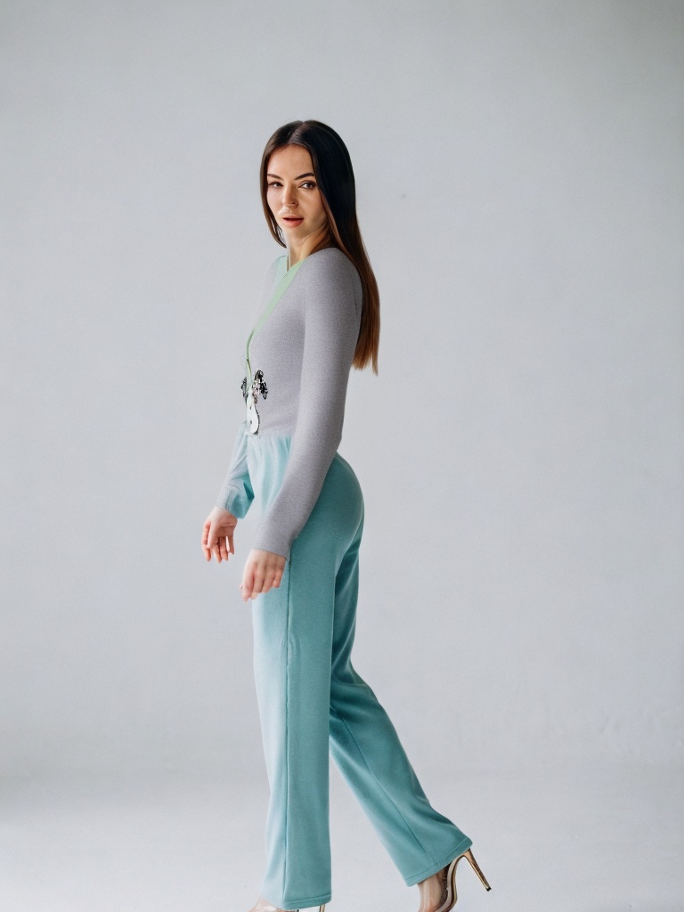 person_10_woman_model__garment_08_cardigan_snoopy.jpg