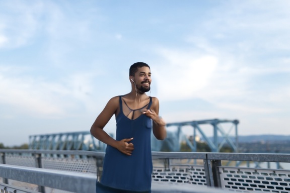 person_01_athlete_running__garment_02_dungaree_denim.jpg