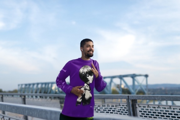 person_01_athlete_running__garment_06_longsleeve_flagstuff.jpg