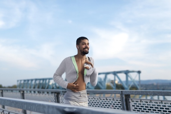 person_01_athlete_running__garment_08_cardigan_snoopy.jpg