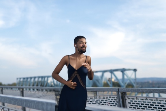 person_01_athlete_running__garment_12_slipdress_navy_silk.jpg