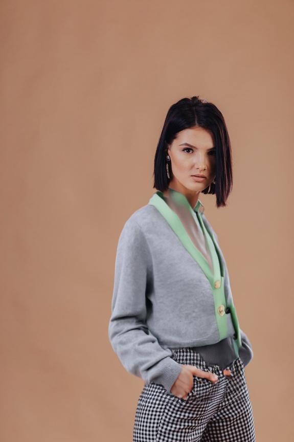 person_02_business_woman_cream__garment_08_cardigan_snoopy.jpg