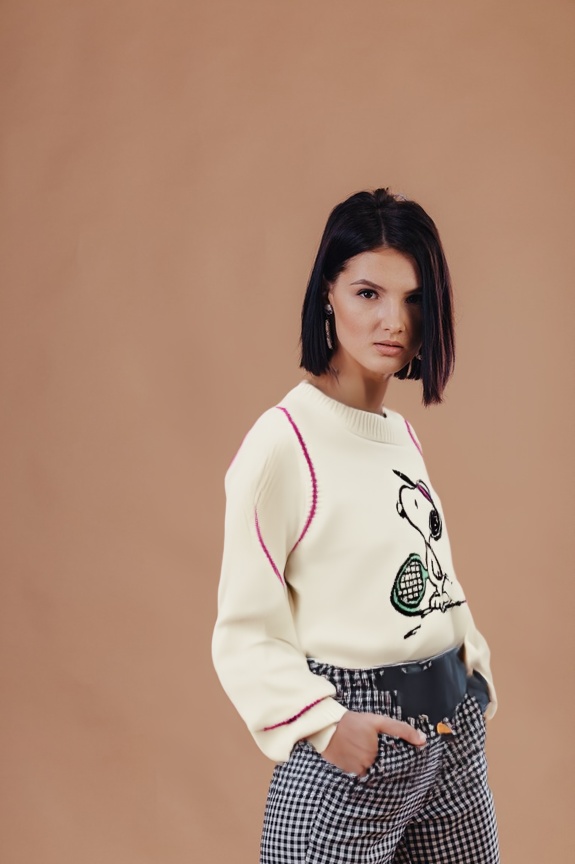 person_02_business_woman_cream__garment_09_vest_snoopy_tennis.jpg