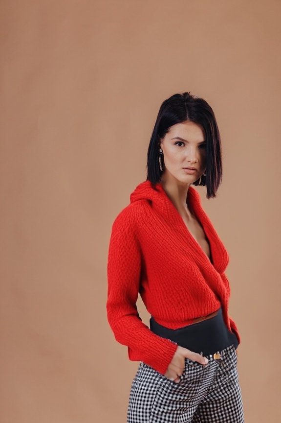 person_02_business_woman_cream__garment_16_generic_adobe.jpg