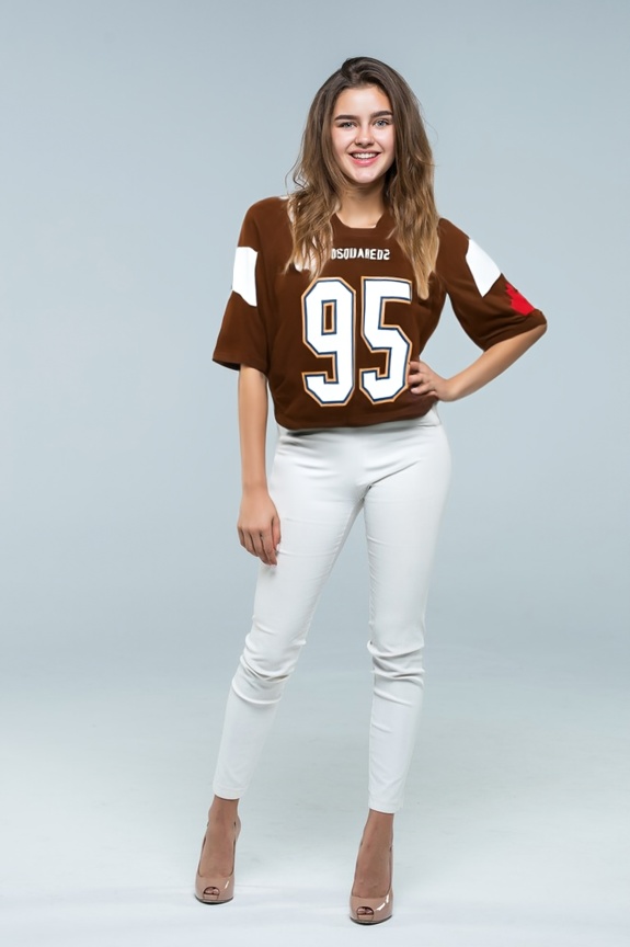 person_03_business_woman_white_bg__garment_07_jersey_dsquared.jpg