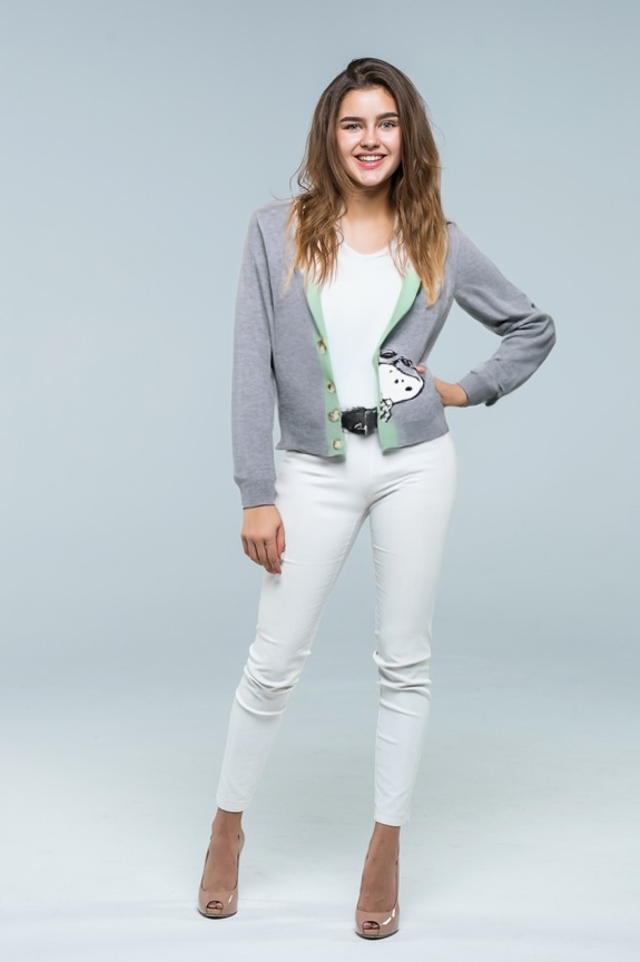 person_03_business_woman_white_bg__garment_08_cardigan_snoopy.jpg