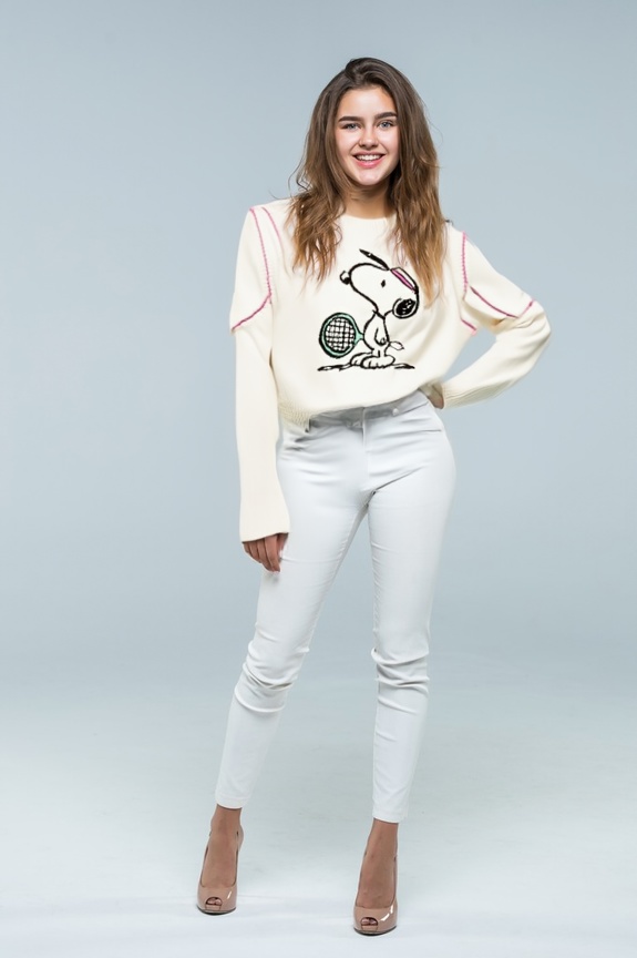 person_03_business_woman_white_bg__garment_09_vest_snoopy_tennis.jpg