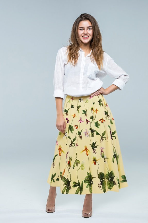 person_03_business_woman_white_bg__garment_13_skirt_orchid_maxi.jpg