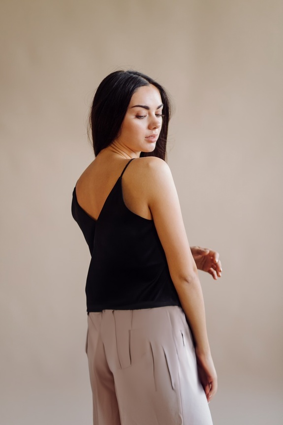 person_04_fashion_portrait_woman__garment_01_pants_beige.jpg