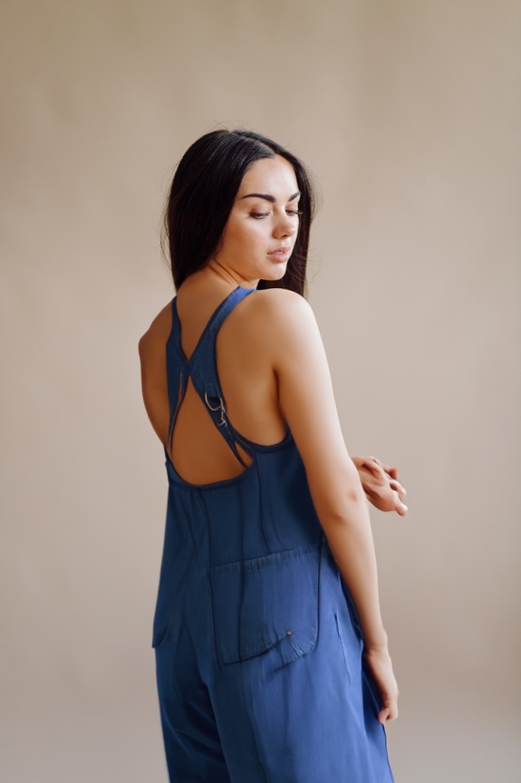 person_04_fashion_portrait_woman__garment_02_dungaree_denim.jpg