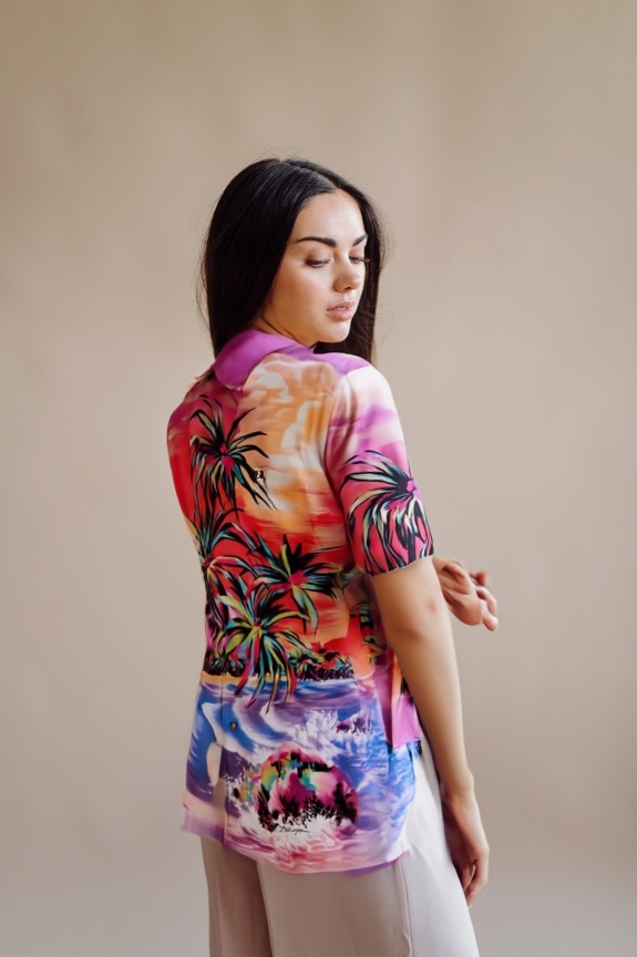 person_04_fashion_portrait_woman__garment_03_shirt_dolce.jpg