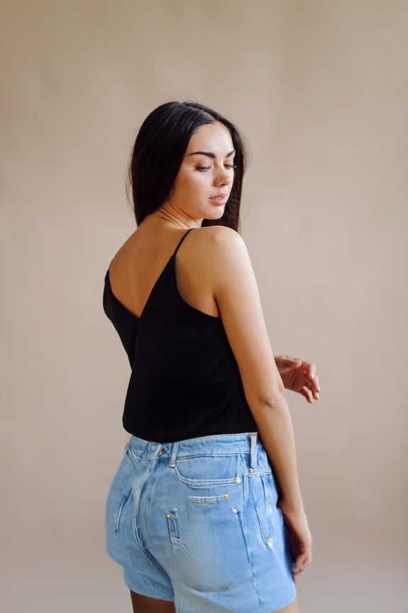 person_04_fashion_portrait_woman__garment_04_shorts_denim.jpg