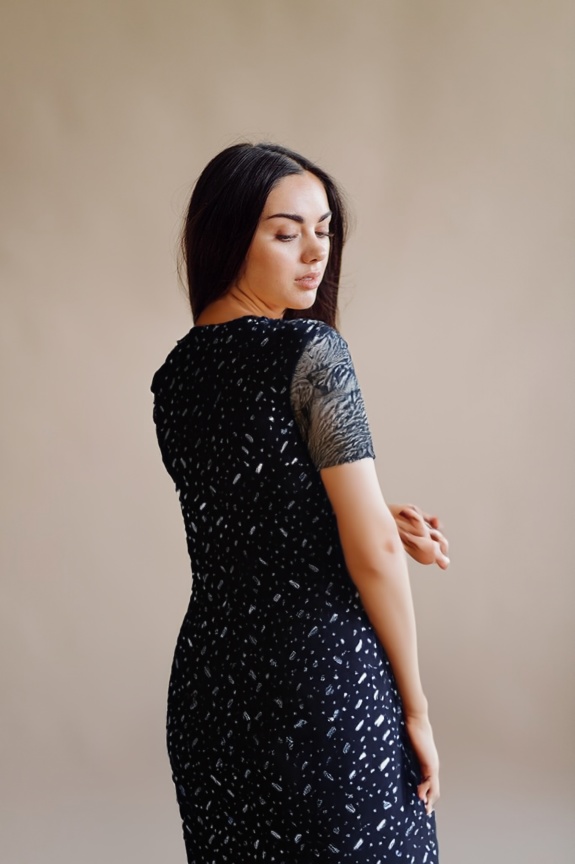 person_04_fashion_portrait_woman__garment_05_gown_black_sequin.jpg