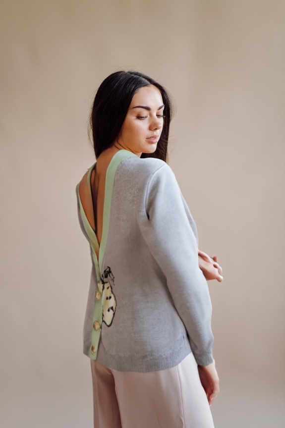 person_04_fashion_portrait_woman__garment_08_cardigan_snoopy.jpg