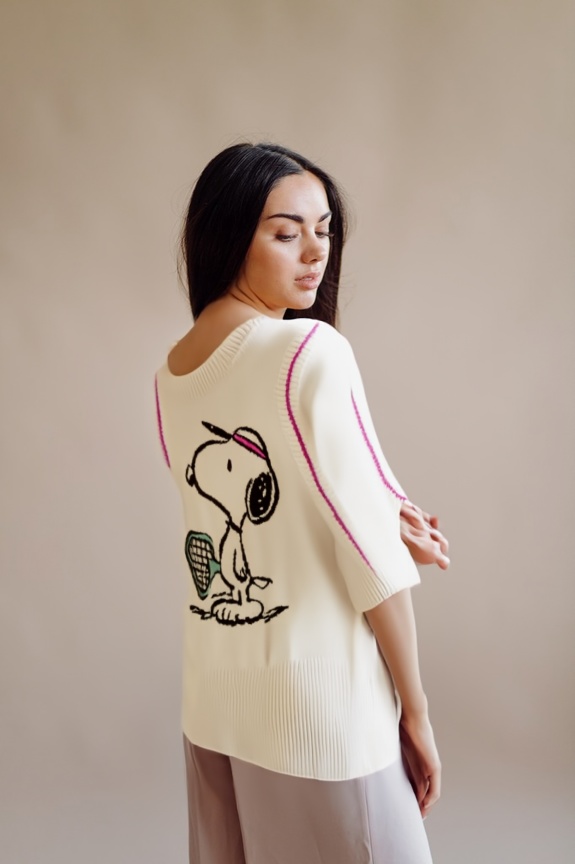 person_04_fashion_portrait_woman__garment_09_vest_snoopy_tennis.jpg