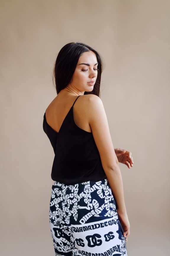 person_04_fashion_portrait_woman__garment_10_swim_shorts_dolce.jpg