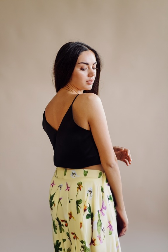 person_04_fashion_portrait_woman__garment_13_skirt_orchid_maxi.jpg