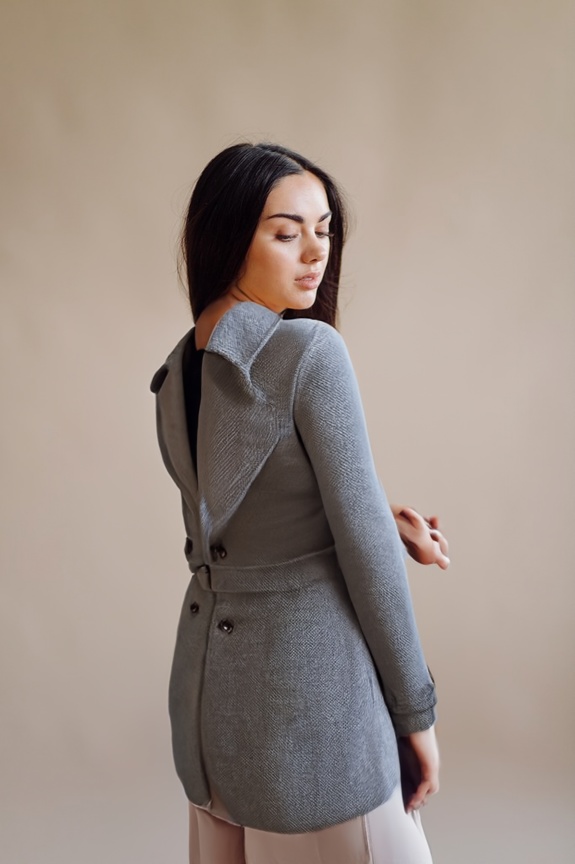 person_04_fashion_portrait_woman__garment_15_overcoat_woolen.jpg