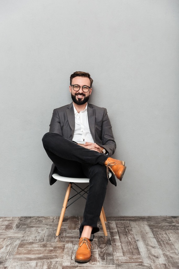person_05_man_casual_sitting__garment_01_pants_beige.jpg