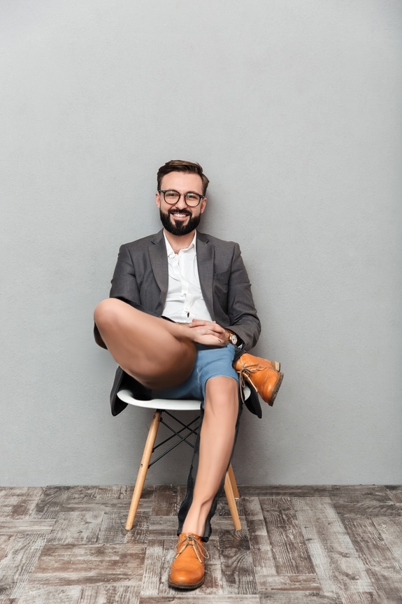 person_05_man_casual_sitting__garment_04_shorts_denim.jpg