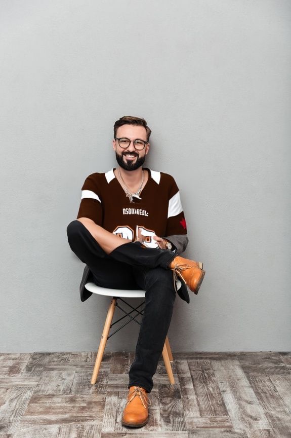person_05_man_casual_sitting__garment_07_jersey_dsquared.jpg