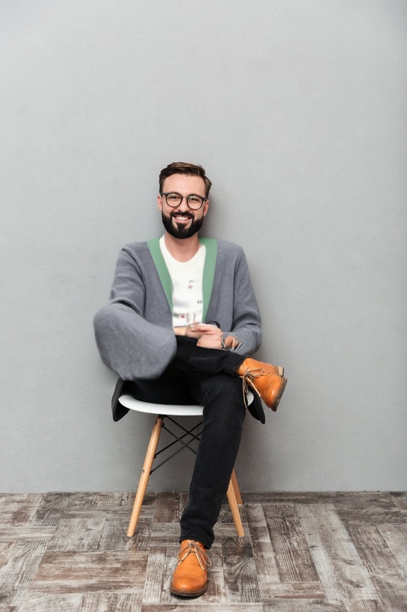person_05_man_casual_sitting__garment_08_cardigan_snoopy.jpg