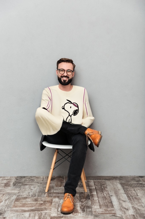 person_05_man_casual_sitting__garment_09_vest_snoopy_tennis.jpg