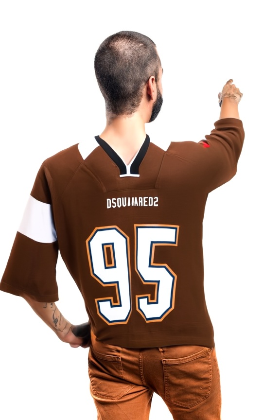 person_06_man_pointing_back__garment_07_jersey_dsquared.jpg