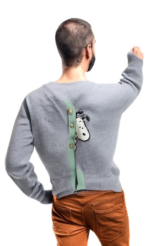 person_06_man_pointing_back__garment_08_cardigan_snoopy.jpg