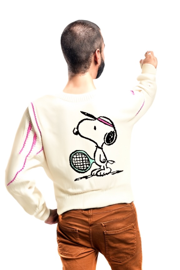 person_06_man_pointing_back__garment_09_vest_snoopy_tennis.jpg