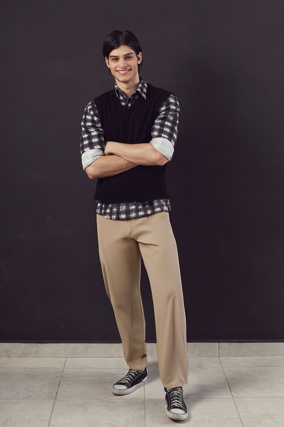 person_07_handsome_young_man__garment_01_pants_beige.jpg