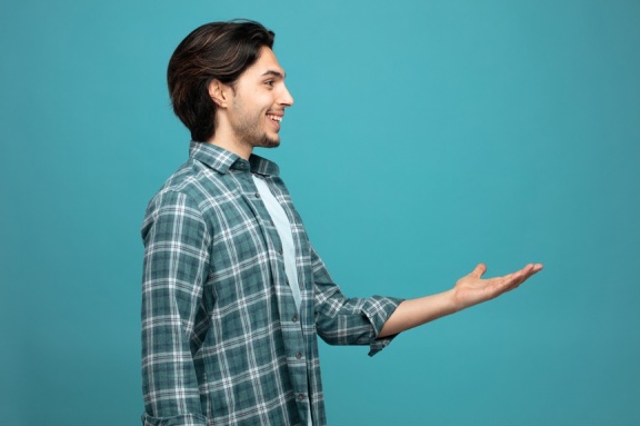 person_08_man_profile_blue_bg__garment_01_pants_beige.jpg