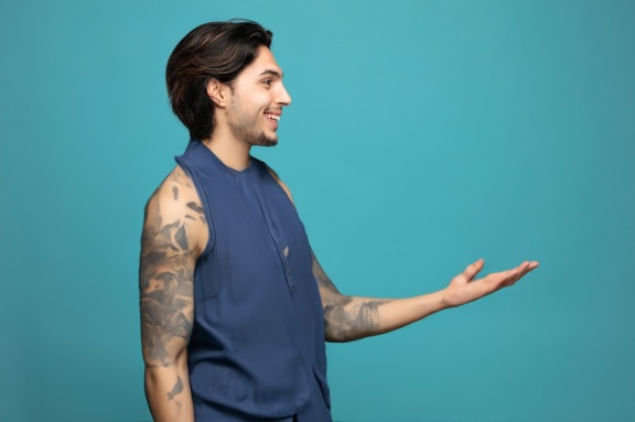 person_08_man_profile_blue_bg__garment_02_dungaree_denim.jpg