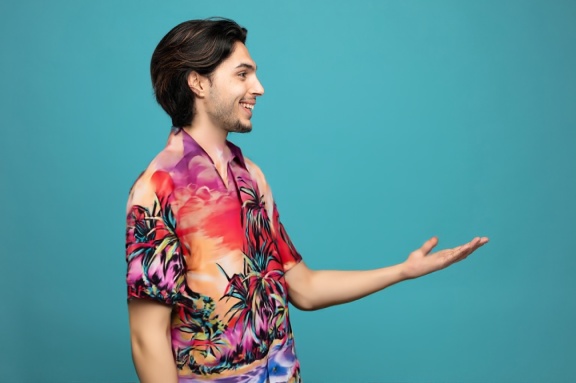 person_08_man_profile_blue_bg__garment_03_shirt_dolce.jpg