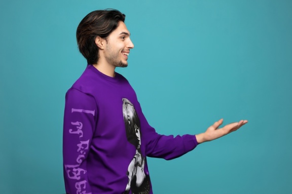 person_08_man_profile_blue_bg__garment_06_longsleeve_flagstuff.jpg