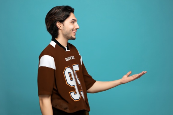 person_08_man_profile_blue_bg__garment_07_jersey_dsquared.jpg