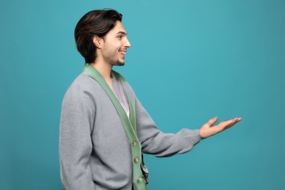 person_08_man_profile_blue_bg__garment_08_cardigan_snoopy.jpg